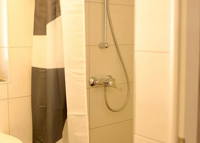 Familien- & Hundefreundliches Belladonna, Eingezaeunter Garten, 2 Baeder, Hochwertig & Neu *